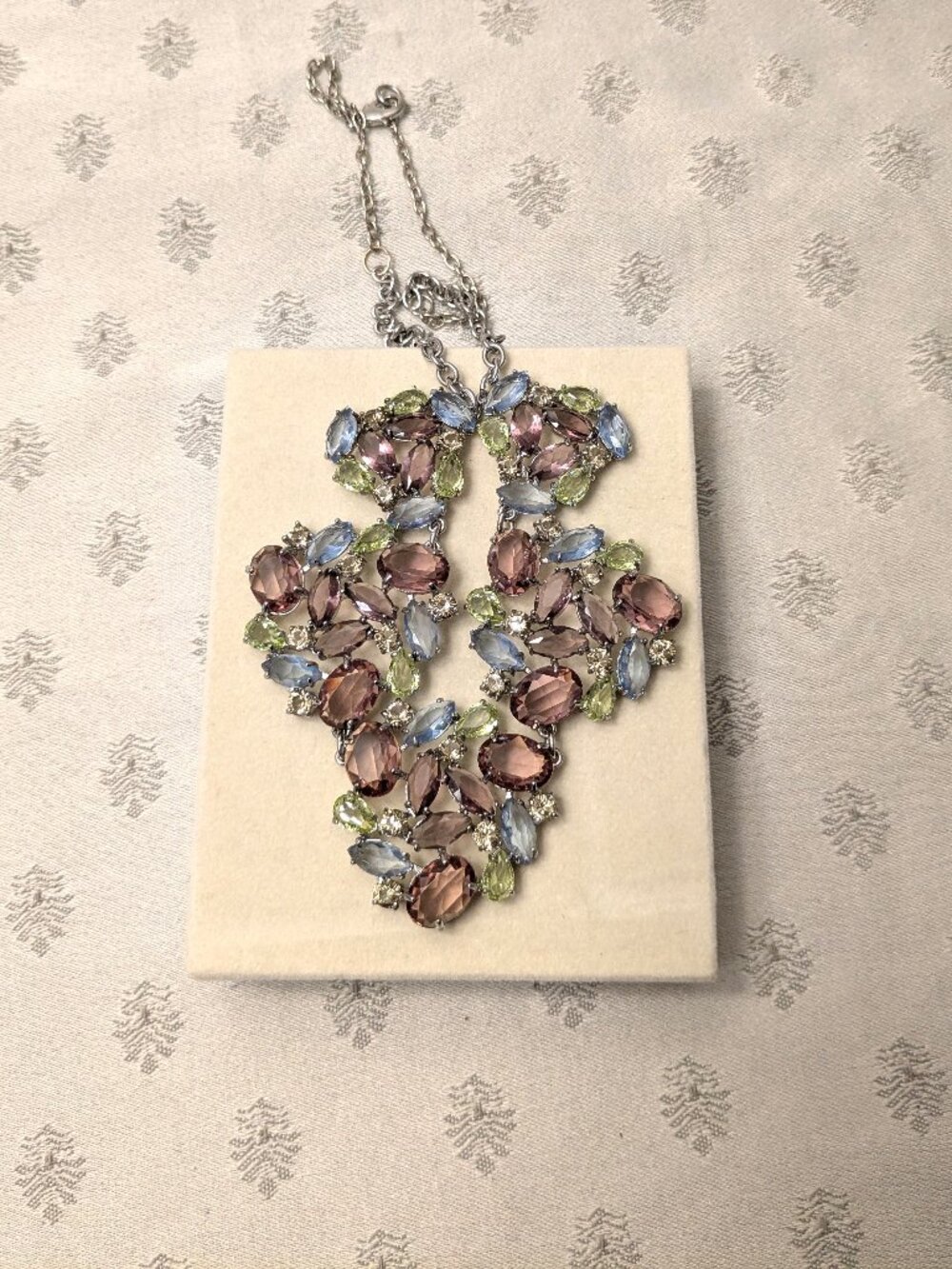New! Beautiful Jeweled Necklace